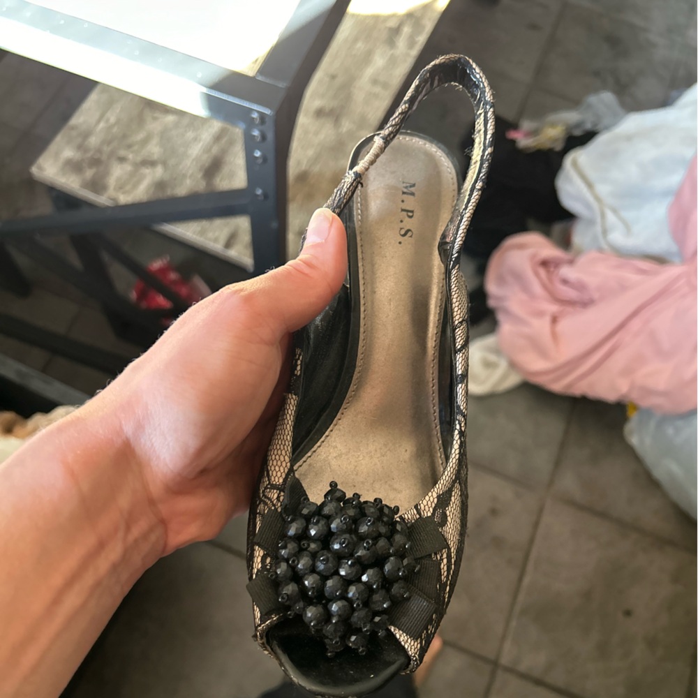 Elegant lace heels